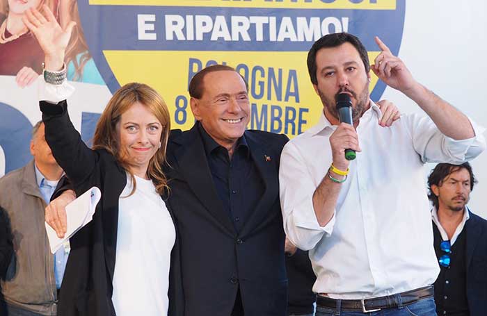 Belusconi Salvini Meloni, la faccia del cav. è ritoccata sembra più giovane - applicato i filtri antietà